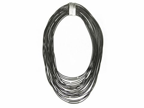 Kette von Sweet Deluxe, Modell Liv, grau und silberfarben, mit Magnetverschluss, Länge 41 cm, aus mehreren feinen Strängen, elegant und modern, ideal für jeden Anlass.