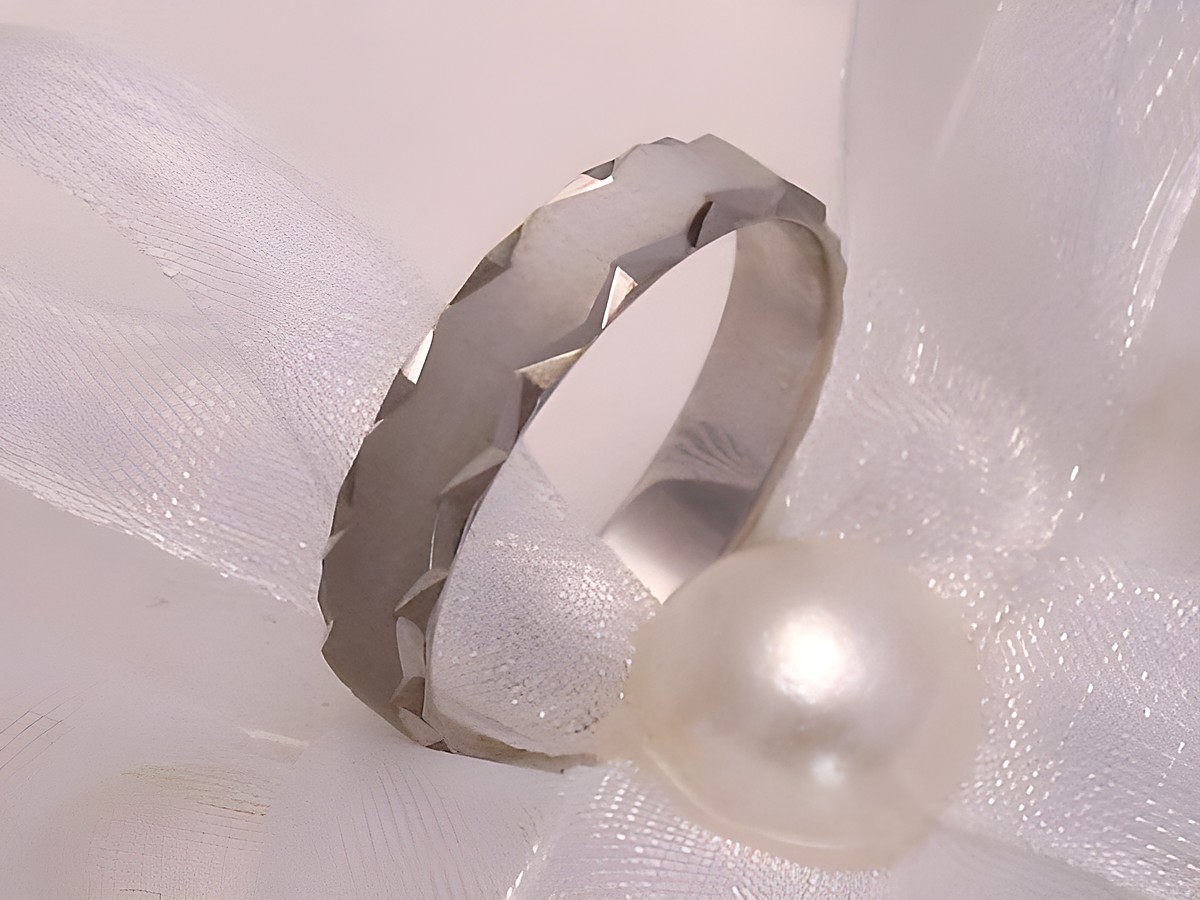 Trauring Ehering WHITE LOVE aus Weißgold 333 in der Größe 53/16,9, Hersteller Juwelier Harnisch, bis Größe 54/17,2, mit facettiertem Design und schimmerndem Effekt.