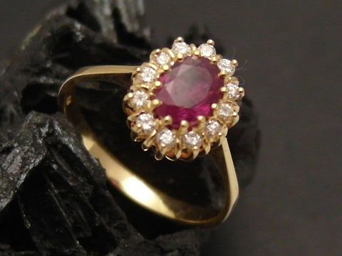 Goldring zauberhaft Gold 750 Brillant Gr. 57 Rubin Hersteller Juwelier Harnisch bis Gr. 58 18,5. Ein eleganter Ring mit ovalem Rubin und glänzenden Brillanten in einer filigranen Fassung.