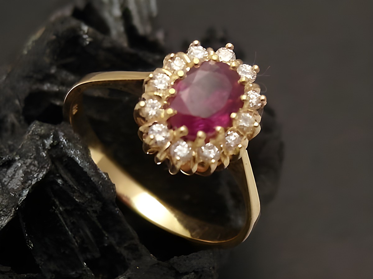 Goldring zauberhaft Gold 750 Brillant Gr. 57 Rubin Hersteller Juwelier Harnisch bis Gr. 58 18,5. Ein eleganter Ring mit ovalem Rubin und glänzenden Brillanten in einer filigranen Fassung.