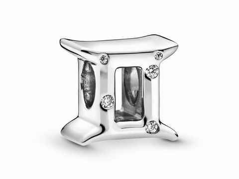 798428000-0 Sterling Silber Charm für das Sternzeichen Zwillinge von Pandora, verziert mit Zirkonia, in Form eines stilisierten Zwillingssymbols, glänzend und modern gestaltet.