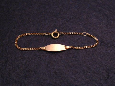 Armband mit ovaler Gravurplatte in Gold, Länge 14 cm, aus Panzerkette, hergestellt von Juwelier Harnisch, ideal für persönliche Gravuren.