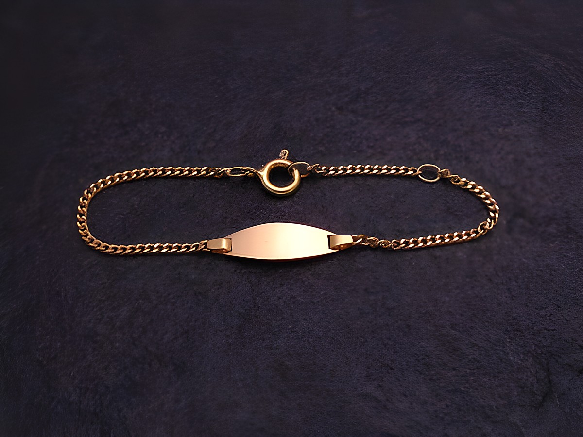 Armband mit ovaler Gravurplatte in Gold, Länge 14 cm, aus Panzerkette, hergestellt von Juwelier Harnisch, ideal für persönliche Gravuren.