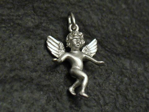 925 Sterling Silber Anhänger in Form eines Engels mit niedlichem Gesicht und ausgebreiteten Flügeln, perfekt für romantische Anlässe, Hersteller Juwelier Harnisch.