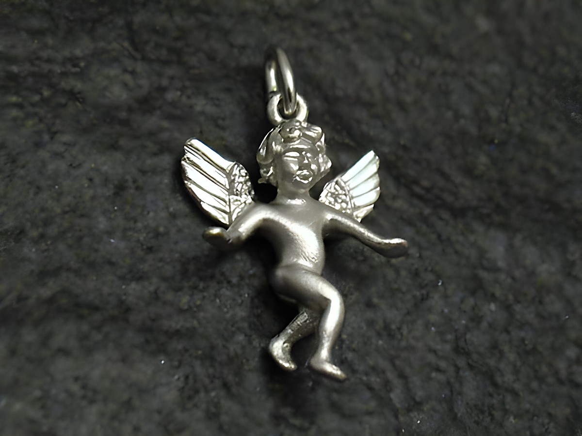 925 Sterling Silber Anhänger in Form eines Engels mit niedlichem Gesicht und ausgebreiteten Flügeln, perfekt für romantische Anlässe, Hersteller Juwelier Harnisch.