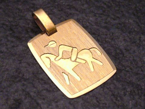 Reiten Pferd Sport Gold 333 Anhänger aus dem Hause Juwelier Harnisch zeigt eine stilisierte Darstellung eines Reiters auf einem Pferd, ideal für Pferdeliebhaber.