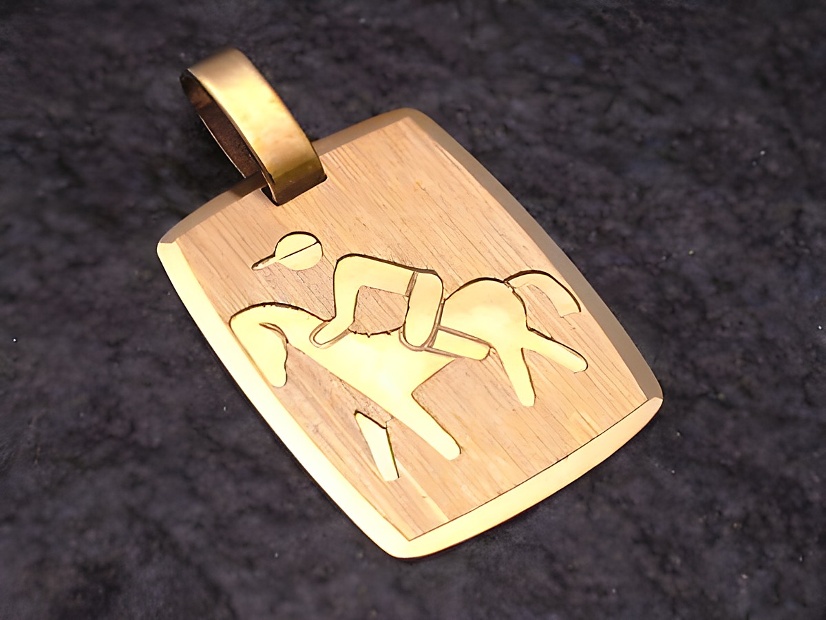 Reiten Pferd Sport Gold 333 Anhänger aus dem Hause Juwelier Harnisch zeigt eine stilisierte Darstellung eines Reiters auf einem Pferd, ideal für Pferdeliebhaber.