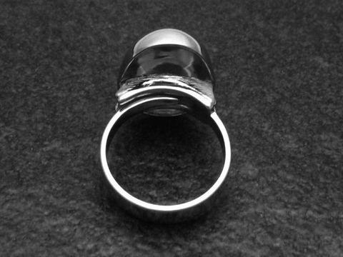 Silberring rho extravagant in verstellbarer Größe mit Jade und rhodiniertem Stein, Hersteller Juwelier Harnisch, elegant und modern im Design.