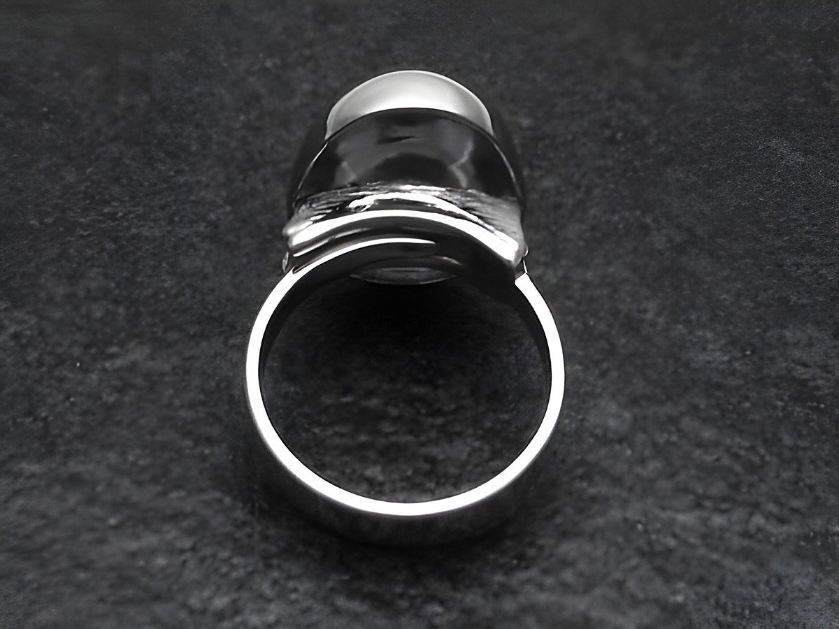 Silberring rho extravagant in verstellbarer Größe mit Jade und rhodiniertem Stein, Hersteller Juwelier Harnisch, elegant und modern im Design. – Ansicht 2