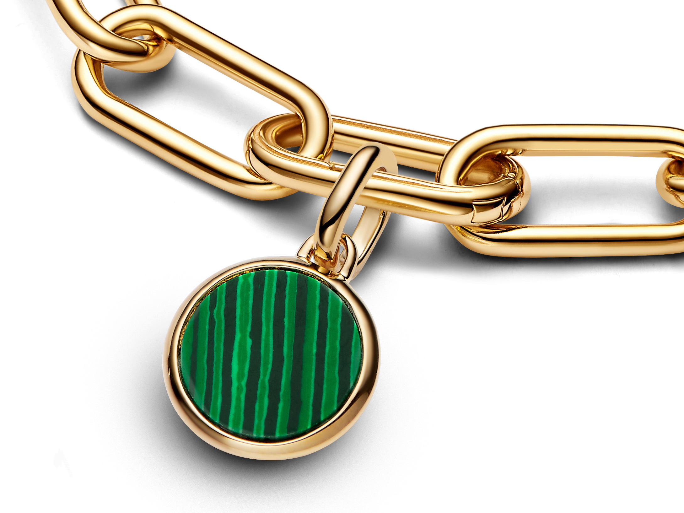 Grüner Mini-Anhänger aus gelbgoldvergoldetem Material mit synthetischem Malachit, verziert mit grünen Streifen, an einer goldenen Kette befestigt. Perfekt für das Pandora Me Moments Konzept.