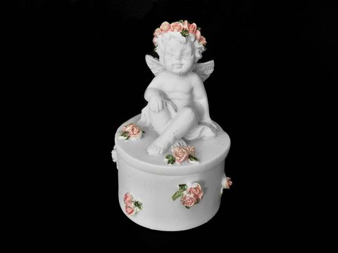 Schutzengel Dose zum Öffnen mit einem niedlichen Engel, der auf dem Deckel sitzt, umgeben von Rosen. Eine süße Geschenkidee von Juwelier Harnisch, ideal als Deko oder für kleine Schätze.