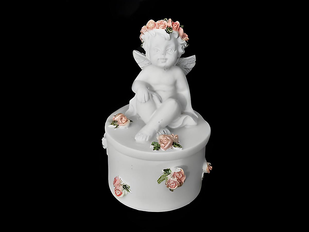 Schutzengel Dose zum Öffnen mit einem niedlichen Engel, der auf dem Deckel sitzt, umgeben von Rosen. Eine süße Geschenkidee von Juwelier Harnisch, ideal als Deko oder für kleine Schätze.