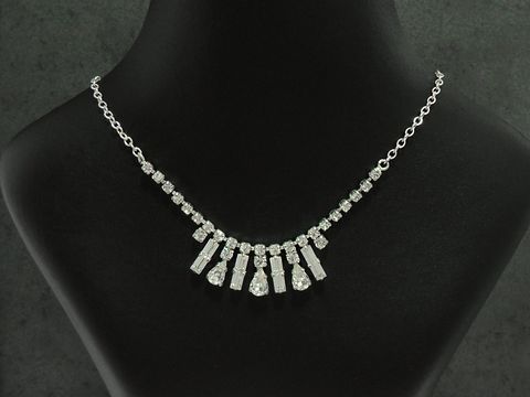 Zartes Strass Collier in Silberfarbe mit feinen Strass-Steinen, 38-45 cm, hergestellt von Juwelier Harnisch, gefertigt aus Sterling Silber. Ideal für elegante Anlässe.