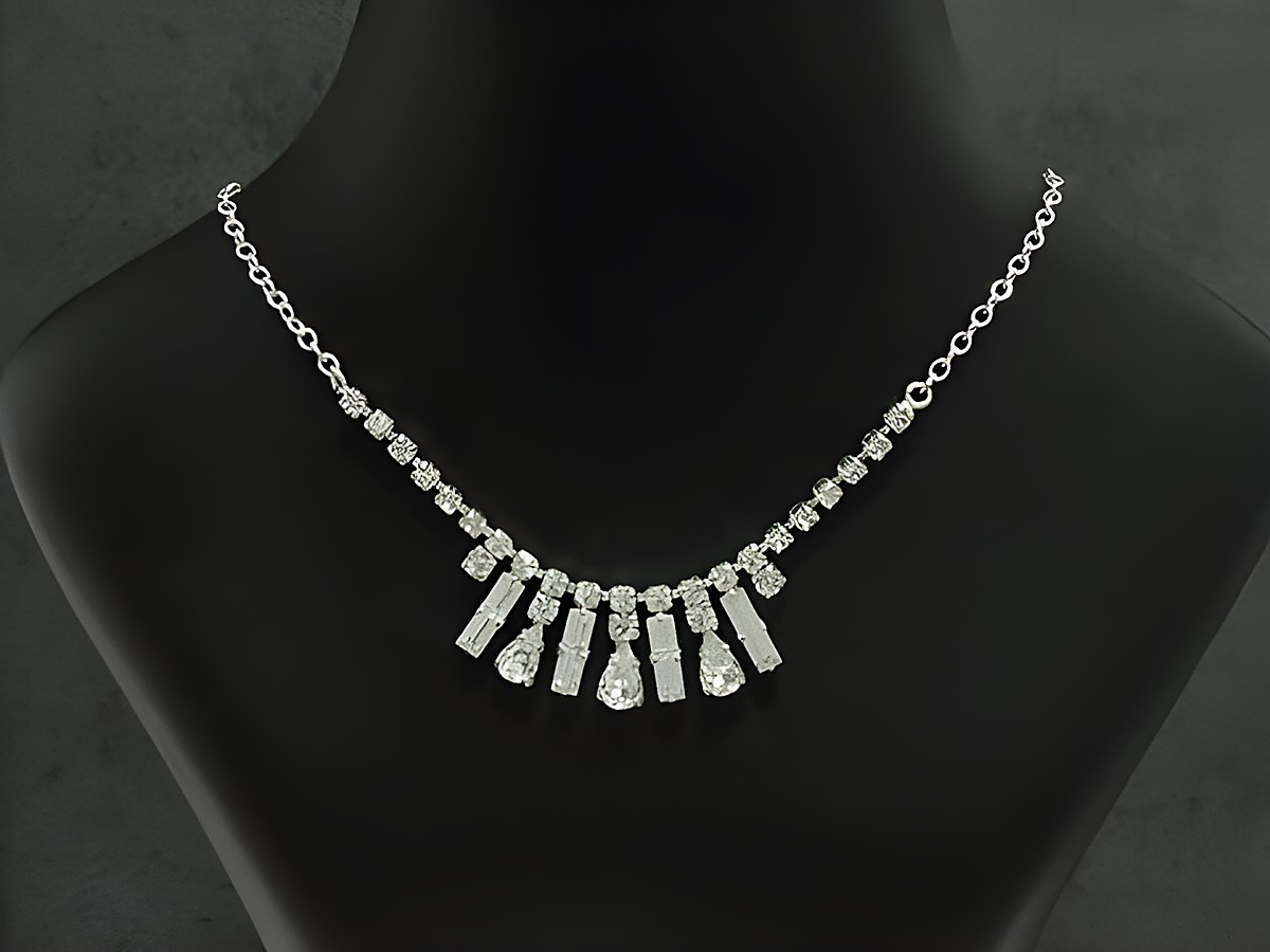 Zartes Strass Collier in Silberfarbe mit feinen Strass-Steinen, 38-45 cm, hergestellt von Juwelier Harnisch, gefertigt aus Sterling Silber. Ideal für elegante Anlässe.