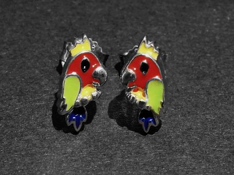 Silber Ohrringe in Form von Papageien, farbenfroh in grün, rot, gelb, blau und schwarz, aus Lack gefertigt, von Juwelier Harnisch, ideal für Kinder.