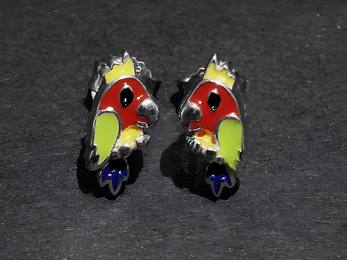 Silber Ohrringe in Form von Papageien, farbenfroh in grün, rot, gelb, blau und schwarz, aus Lack gefertigt, von Juwelier Harnisch, ideal für Kinder.