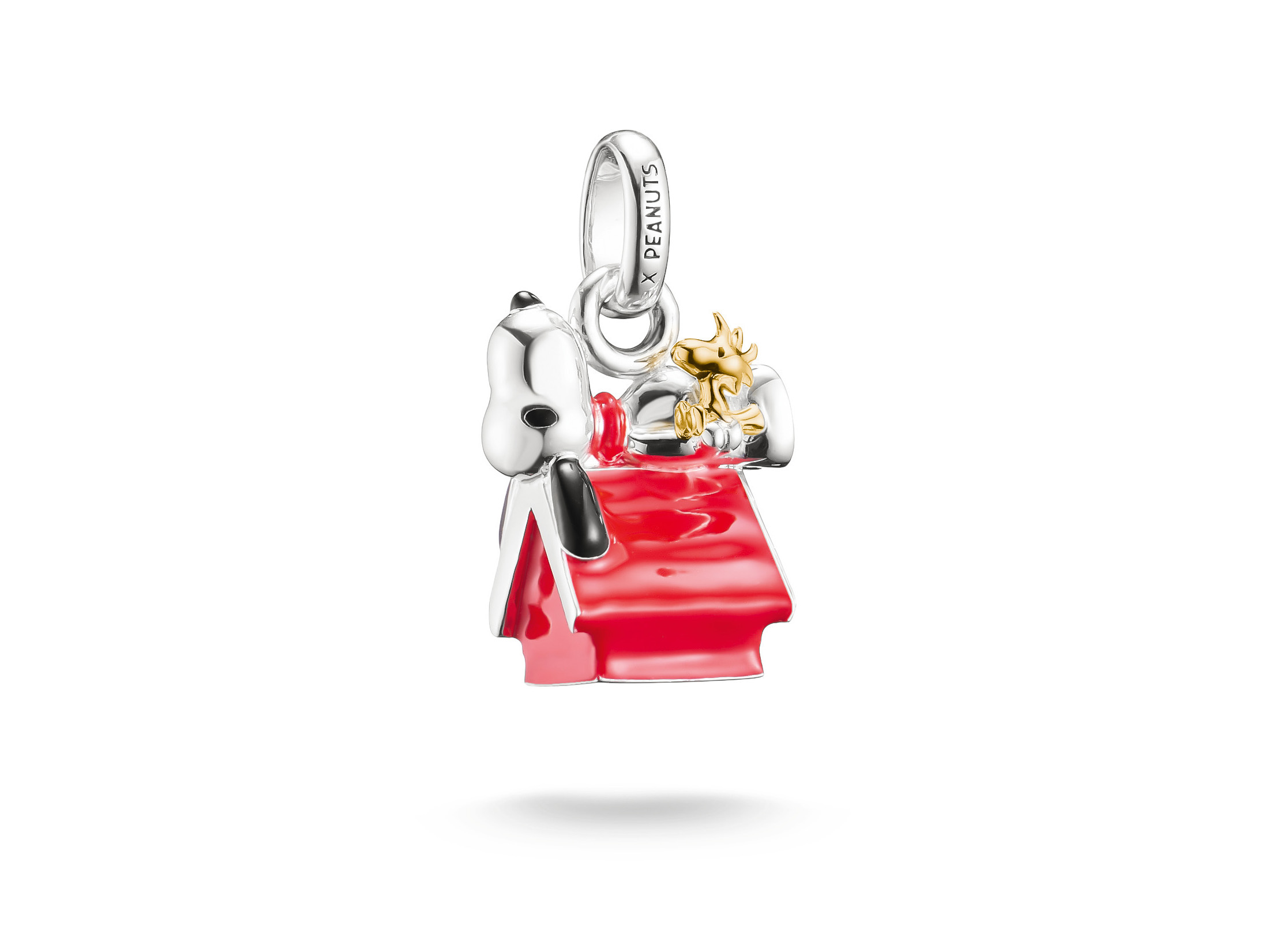 Charm von Thomas Sabo mit Snoopy und Woodstock auf einer roten Hundehütte, aus Silber und mit feinen Details, perfekt für Peanuts-Fans und als besondere Ergänzung für Schmuck.