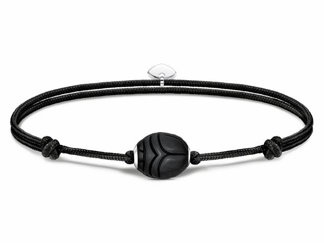 Schwarzes Textilarmband von Thomas Sabo mit einem Karma Bead aus Obsidian, verziert mit silbernen Akzenten, flexibel bis 22 cm, elegantes und modernes Design.