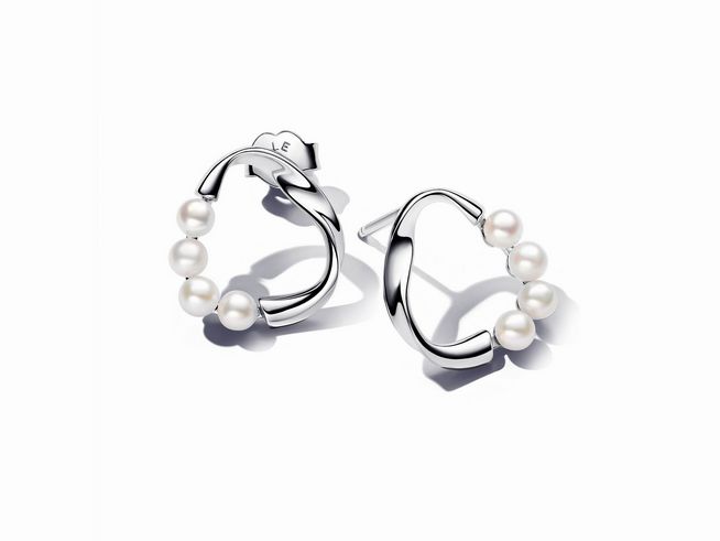 Organisch geformte Kreise mit Süßwasserzuchtperlen in einem eleganten Design aus Sterling Silber, präsentiert in einem stilvollen Paar Ohrringe von Pandora.