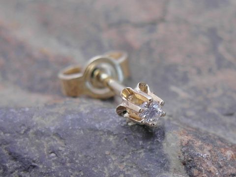 Rund 1 Ohrstecker unisex Gold 333 filigran mit Brillant, Hersteller Juwelier Harnisch, Einzelohrringe 1 Stück, auf grauem Hintergrund, elegant und zeitlos.