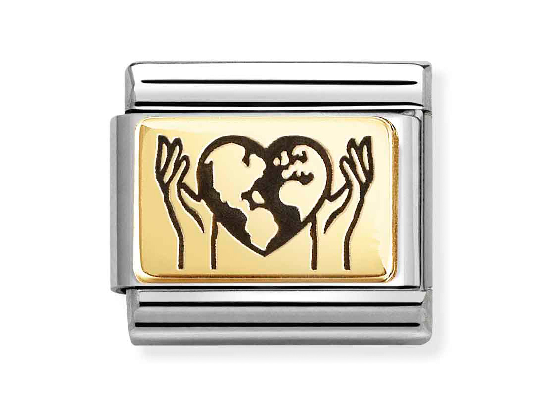 Ein charmant gestalteter Anhänger mit einer herzförmigen Darstellung der Erde, umgeben von Händen, aus klassischem Gold und Emaille, hergestellt von Pandora, eine Neuheit.