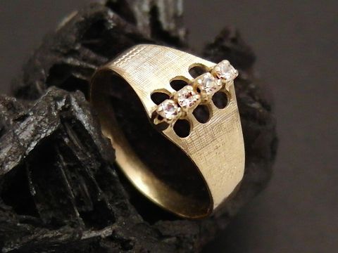 Goldring mystisch aus Gold 333 mit Zirkonia, Größe 53 bis 54/17,5, Hersteller Juwelier Harnisch, elegantes Design mit funkelnden Steinen und strukturierter Oberfläche.