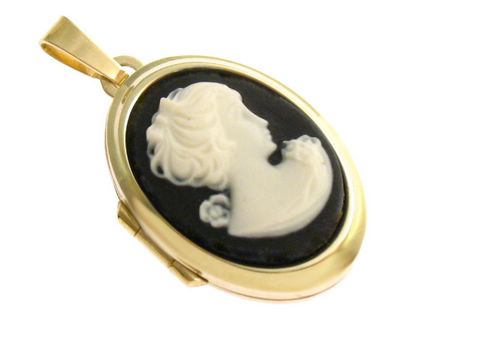 Gemme Cabochon - Gold 333 Medaillon - rechts, Hersteller: Juwelier Harnisch, zeigt ein elegantes schwarzes Medaillon mit einer weißen Cameo-Darstellung eines Frauenprofils.