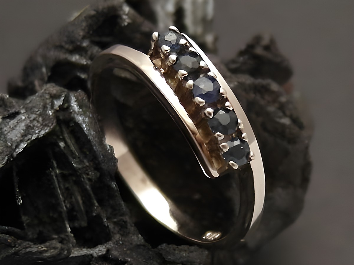 Weißgoldring lieblich Weißgold 585 mit Saphiren in Größe 53,5, Hersteller Juwelier Harnisch, geeignet bis Größe 54/17,5, elegant und zeitlos gestaltet.
