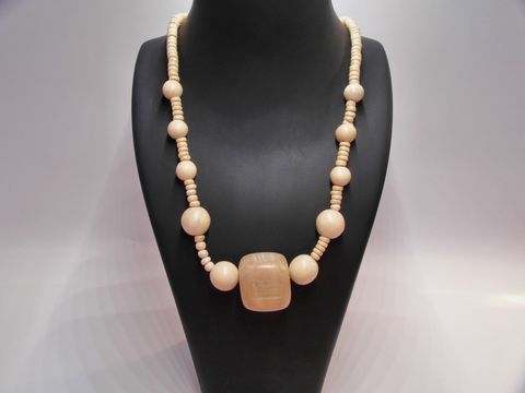 Holzkette Multiform 55 mm naturbraun 60 cm Holz Schmuck von Juwelier Harnisch, zeigt eine ansprechend gestaltete Kette mit verschiedenen Holzperlen und einem zentralen quadratischen Element.