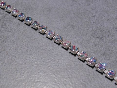 Zierliches Strass Armband mit multicolor Schimmer in einer Länge von 20 cm, gefertigt von Juwelier Harnisch, idealer Strassschmuck für besondere Anlässe.