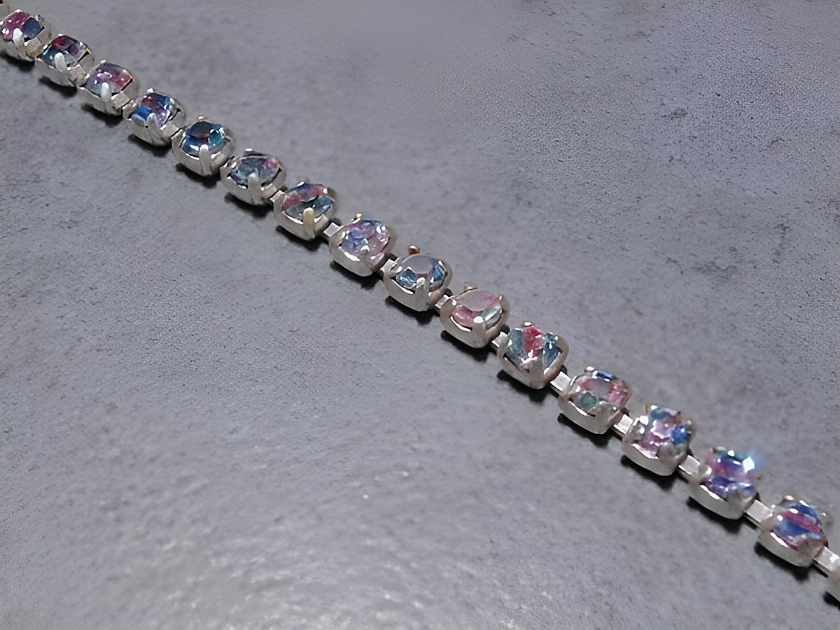 Zierliches Strass Armband mit multicolor Schimmer in einer Länge von 20 cm, gefertigt von Juwelier Harnisch, idealer Strassschmuck für besondere Anlässe.