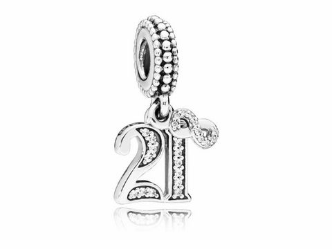 79216891-0 Charm-Anhänger von Pandora aus Silber mit der Zahl 21 und einem eleganten Design, besetzt mit funkelnden Zirkonia, symbolisiert 21 Jahre der Liebe.