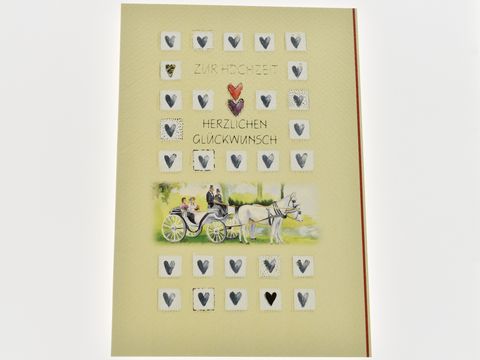 Eine romantische Hochzeitskarte mit einer Kutsche und Herzen, versehen mit den Aufschriften zur Hochzeit und herzlichen Glückwünschen, hergestellt von Juwelier Harnisch.