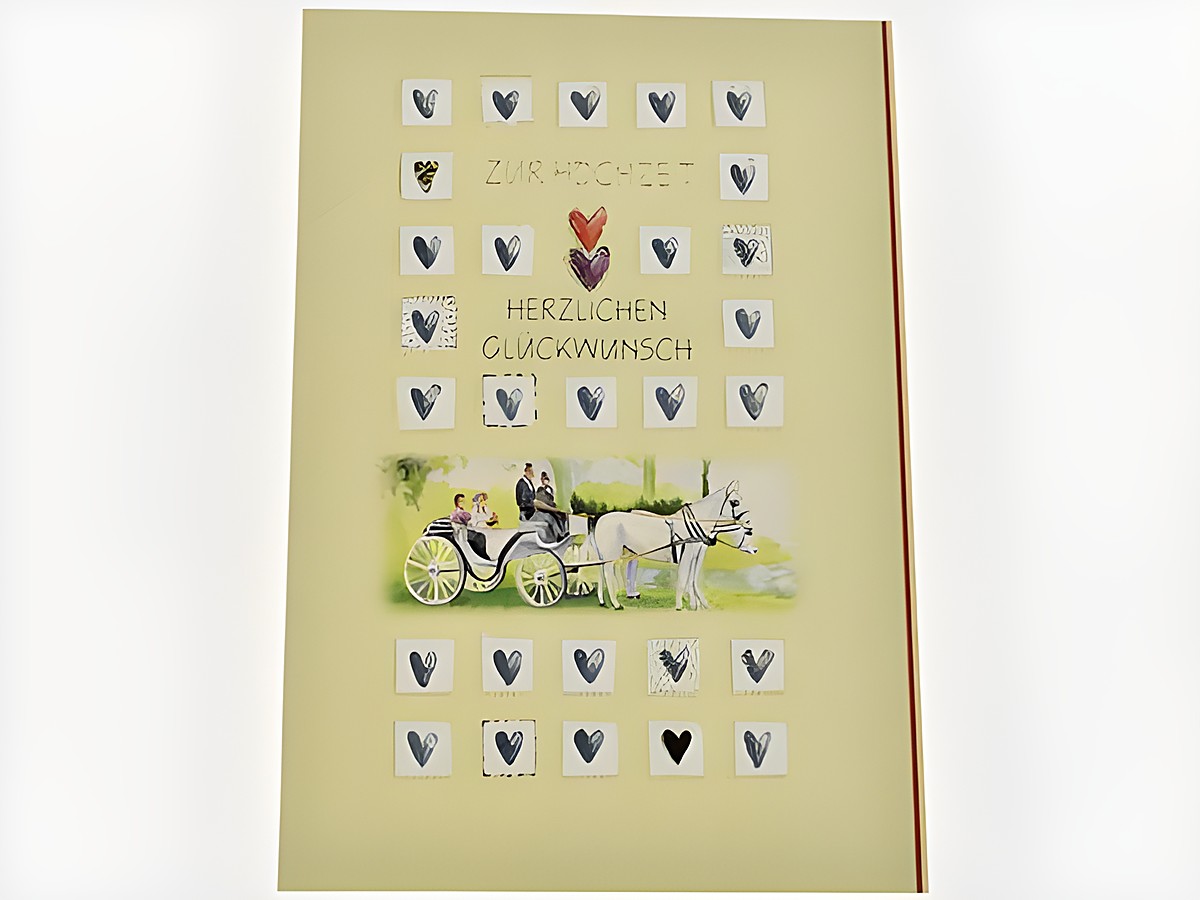 Eine romantische Hochzeitskarte mit einer Kutsche und Herzen, versehen mit den Aufschriften zur Hochzeit und herzlichen Glückwünschen, hergestellt von Juwelier Harnisch.