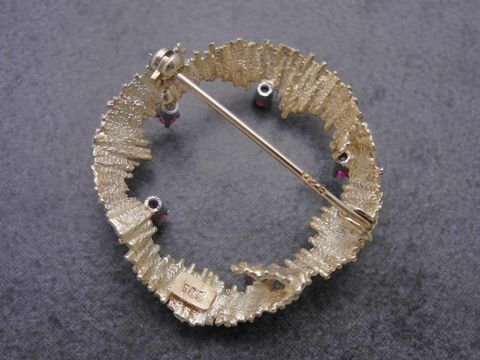 Gold Brosche - Gold 585 - Rubin in Weißgoldfassung - Anstecknadel, Hersteller: Juwelier Harnisch, Broschen, kunstvoll gearbeitete Brosche mit funkelnden Rubinen, ideal für elegante Anlässe.