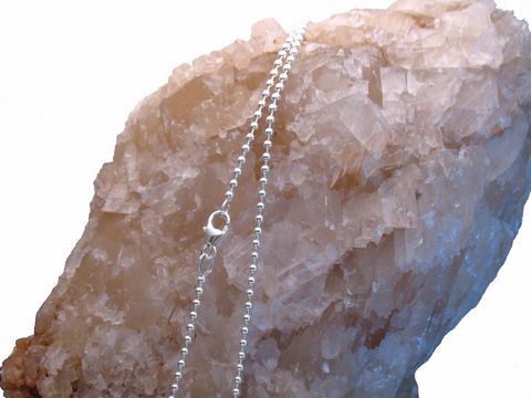Kugelkette 50 cm 925 Sterling Silber 2 mm auf einem großen Kristall. Herstellermarke Juwelier Harnisch gut sichtbar. Schmuckstück glänzt und betont die edlen Materialien.
