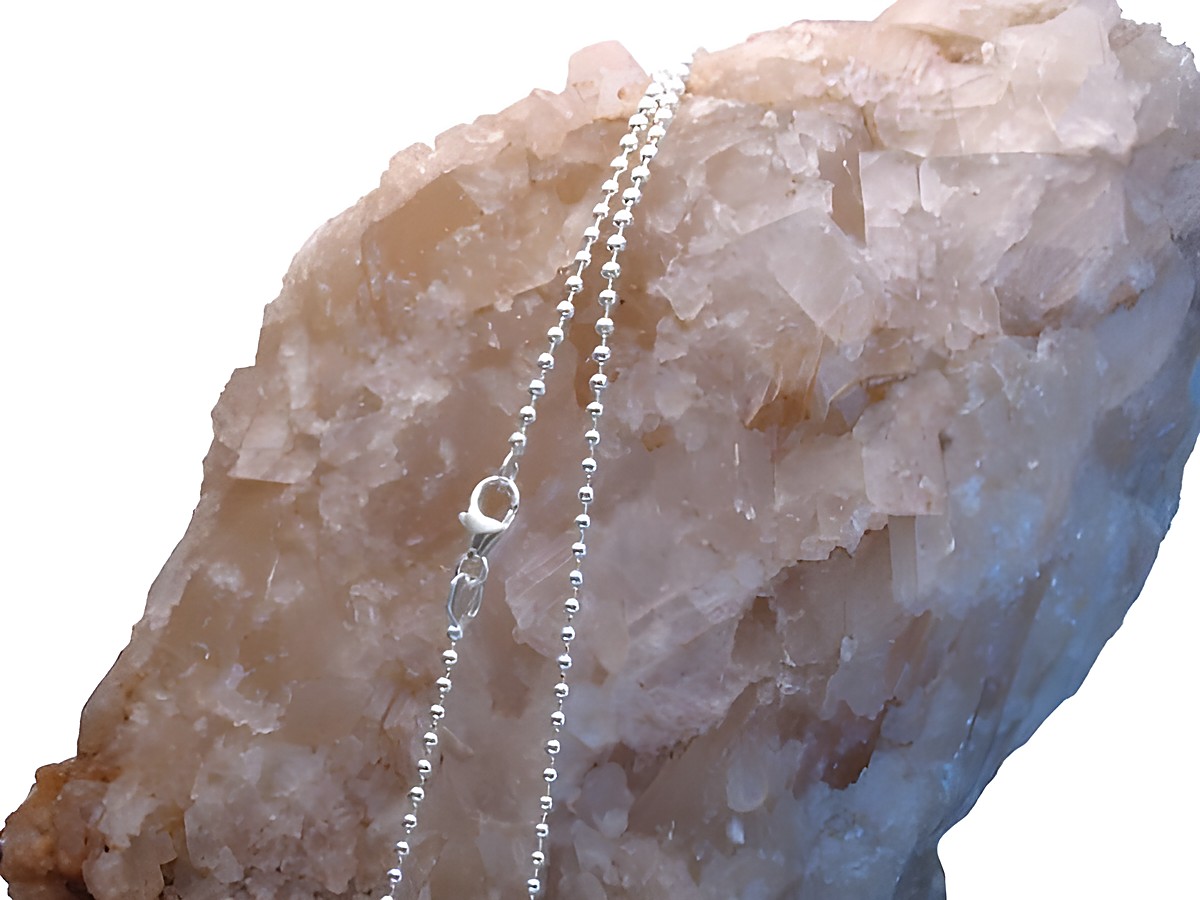 Kugelkette 50 cm 925 Sterling Silber 2 mm auf einem großen Kristall. Herstellermarke Juwelier Harnisch gut sichtbar. Schmuckstück glänzt und betont die edlen Materialien. – Ansicht 2