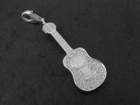 Charm Anhänger in Form einer Gitarre aus Sterling Silber mit Zirkonia, hergestellt vom Juwelier Harnisch, ideal für Musikliebhaber und als stilvolles Accessoire.