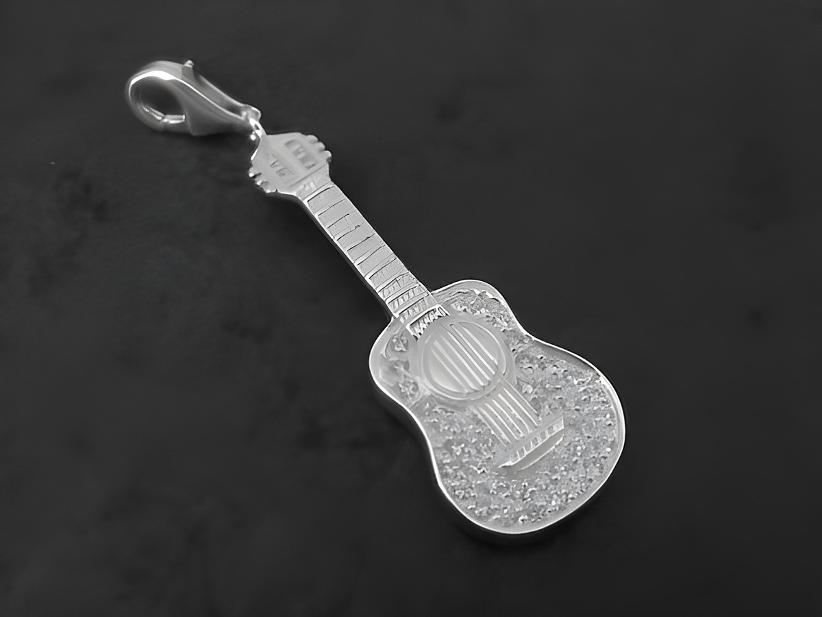 Charm Anhänger in Form einer Gitarre aus Sterling Silber mit Zirkonia, hergestellt vom Juwelier Harnisch, ideal für Musikliebhaber und als stilvolles Accessoire.