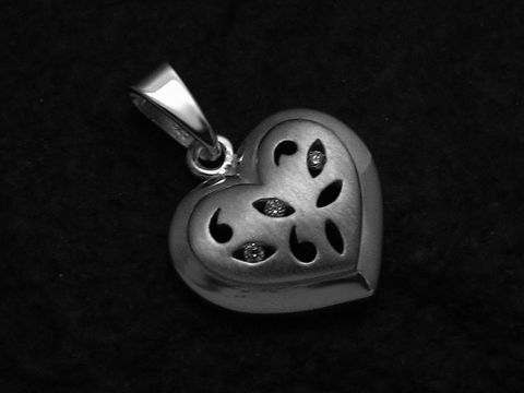 Anhänger Herz - 925 Sterling Silber - Zirkonia, aus dem Hause Juwelier Harnisch, plastische Form mit filigranen Verzierungen und glänzender Oberfläche, ideal als Schmuckstück für besondere Anlässe.