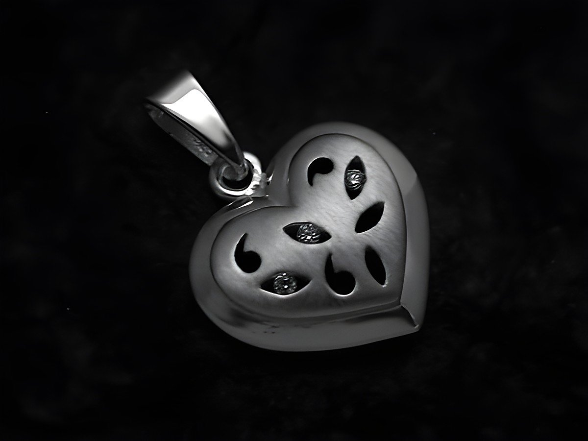 Anhänger Herz - 925 Sterling Silber - Zirkonia, aus dem Hause Juwelier Harnisch, plastische Form mit filigranen Verzierungen und glänzender Oberfläche, ideal als Schmuckstück für besondere Anlässe.