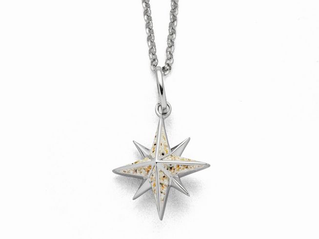 DUR Anhänger Kompassrose aus Sterling Silber mit einer filigranen, sechszackigen Sternform und einer dekorativen Oberfläche in hellen Tönen, auf einer Silberkette.