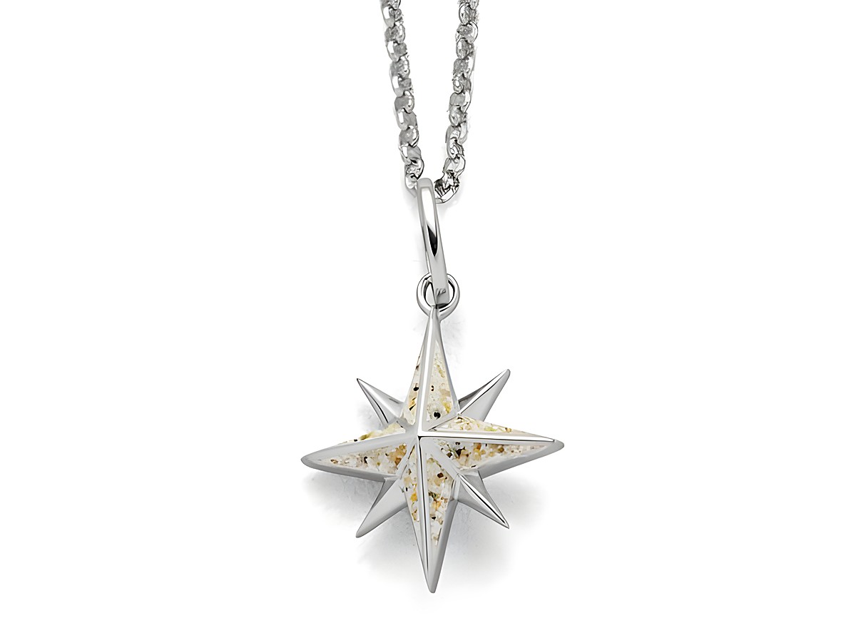 DUR Anhänger Kompassrose aus Sterling Silber mit einer filigranen, sechszackigen Sternform und einer dekorativen Oberfläche in hellen Tönen, auf einer Silberkette.
