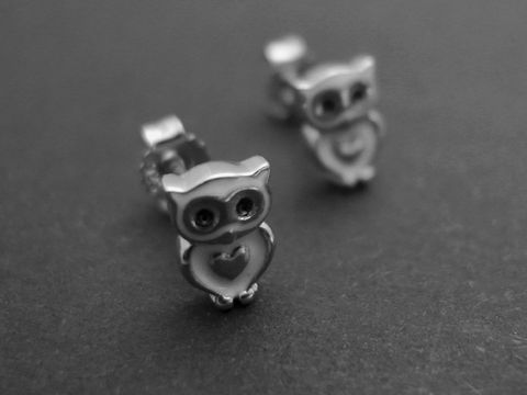 Ohrringe in Form von Eulen aus rhodiniertem Sterling Silber, symbolisch in weiß-schwarz, ohne Stein, von Juwelier Harnisch, stilvolle Ohrstecker.