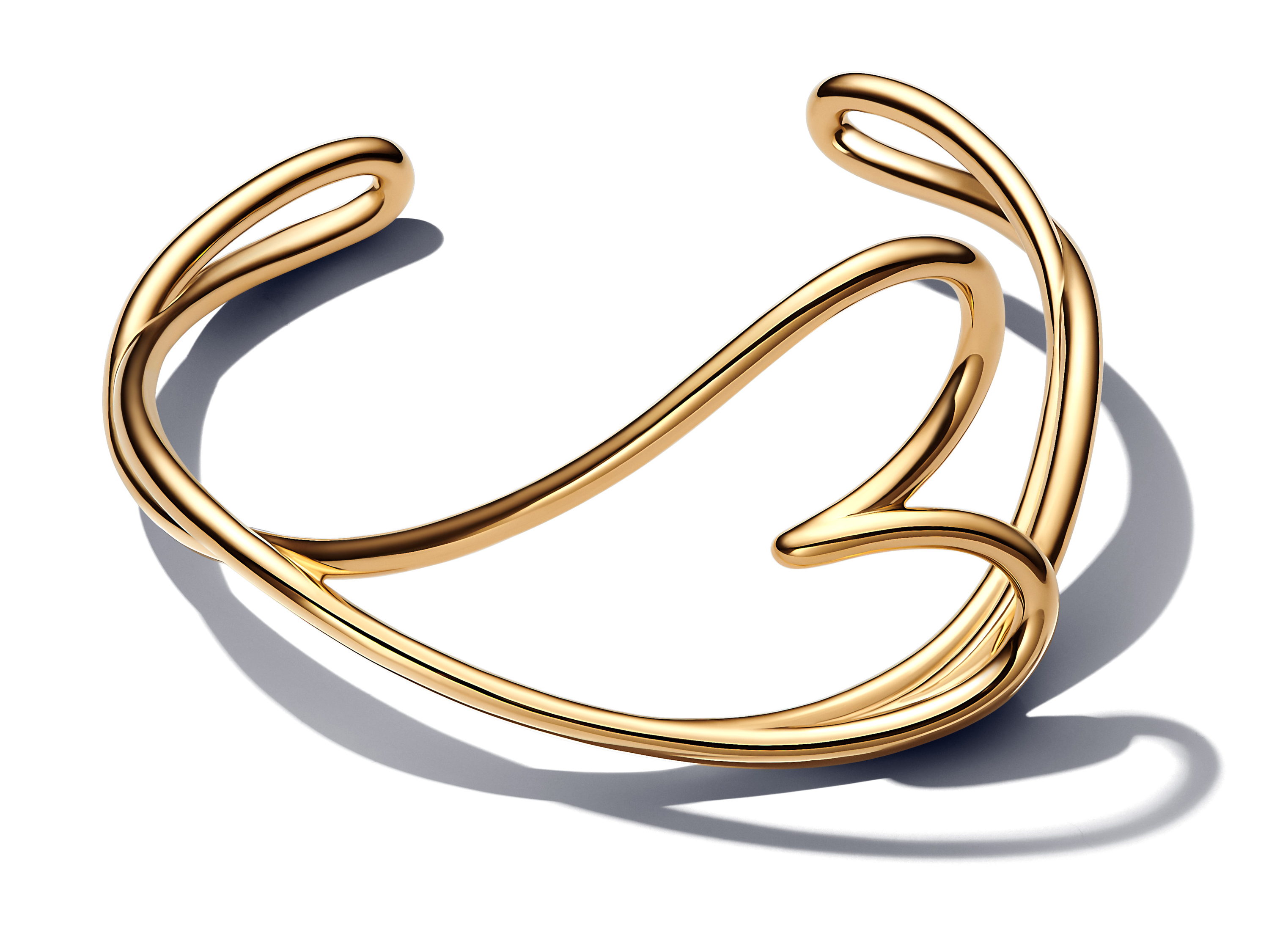 Ein eleganter Armreifen von Pandora in organischer Form mit einem LOVE Herzdesign, aus Gelbgold Vergoldung, 17 cm, stilvoll und zeitlos. Ideal für besondere Anlässe.