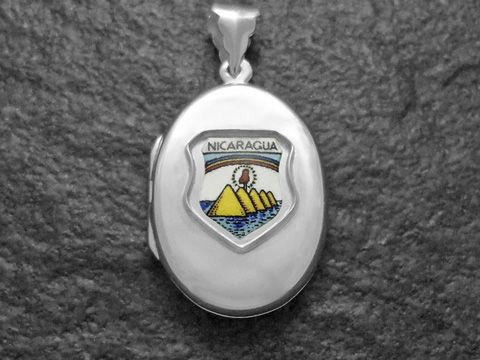 Silbernes Medaillon mit dem Wappen von Nicaragua, das die charakteristischen gelben Vulkane und das Blau des Wassers zeigt, umgeben von einem ovalen Rahmen. Hochschaliger Anhänger aus hochwertigem Material.
