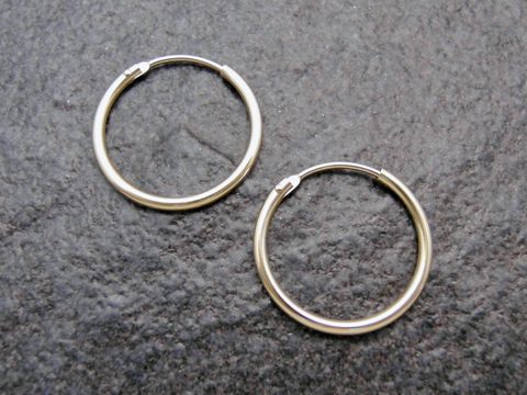 Gold Creolen 2 cm aus Gold 585 mit einer Stärke von 1,5 mm, gefertigt vom Juwelier Harnisch, perfekt für eleganten Schmuck bis 25 mm Durchmesser.