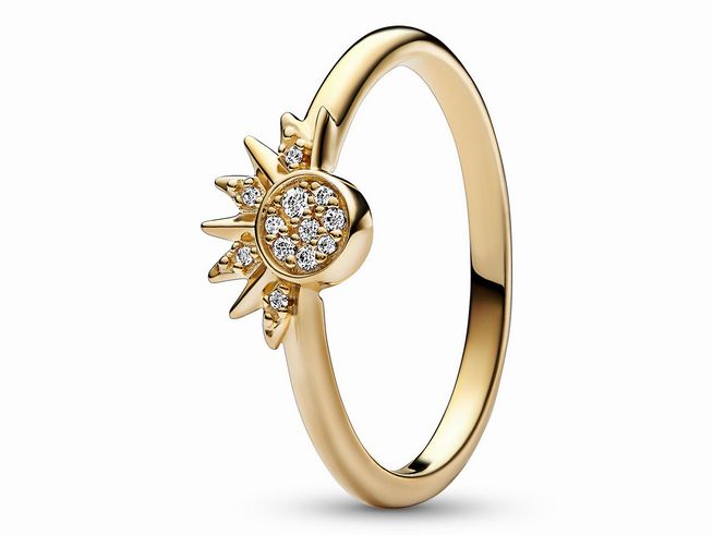 Himmelsschöner Sonnenring von Pandora in Gelbgold Vergoldung, Größe 58, mit funkelnden Steinchen in der Mitte und strahlenden Sonnenakzenten. Ideal für eleganten Schmuck.