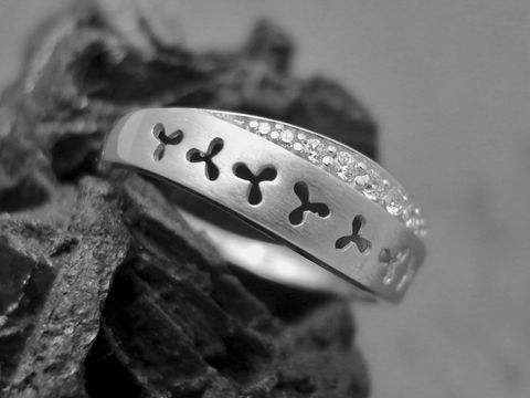 Silber Ring gewölbt aus Sterling Silber rhodiniert mit Zirkonia in Größe 52 von Juwelier Harnisch, bis Größe 52 16,5. Der Ring zeigt dekorative Aussparungen und einen funkelnden Zirkonia-Besatz.