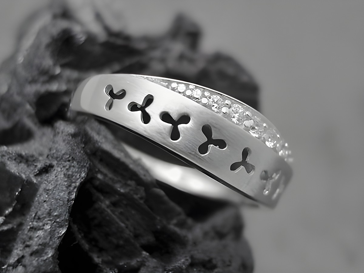 Silber Ring gewölbt aus Sterling Silber rhodiniert mit Zirkonia in Größe 52 von Juwelier Harnisch, bis Größe 52 16,5. Der Ring zeigt dekorative Aussparungen und einen funkelnden Zirkonia-Besatz.